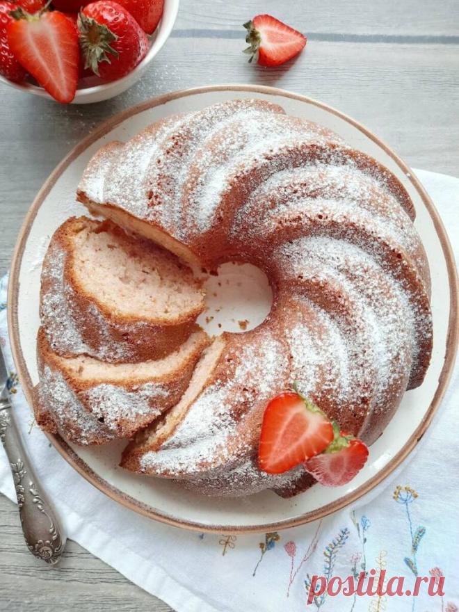 Пышный, влажный клубничный пирог с ярким нектарным ароматом