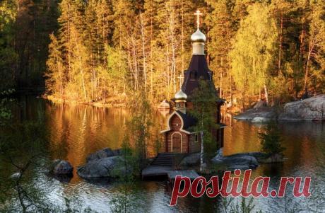 Храм Апостола Андрея Первозванного на Вуоксе.Храм был построен по древним канонам в форме восьмерки в 2000 г. обычными людьми — профессором университета им. Герцена и поддержавшим его идею дачником Андреем Лямкиным, живущим неподалеку от Вуоксы. Несмотря на относительно молодой возраст, храм уже успел попасть в книгу рекордов Гиннесса. Его признали единственной в мире церковью, построенной на маленьком острове, фундаментом которого служит монолитная скала, выступающая из воды.