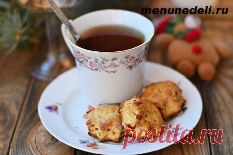 Рождественские сконы с клюквой / Мука — 500 г.
Клюква вяленая — 150 г.
Масло сливочное — 150 г.
Мандарин — 2 шт.
Яйцо — 2 шт.
Кефир — 2 ст.л.
Молоко — 2 ст.л.
Сахар коричневый — 3 ст.л.
Разрыхлитель теста — 2 ч.л.
Гвоздика — 4 шт.
Соль – по вкусу
