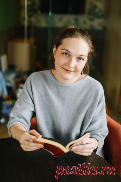 Поздравляем победительницу конкурса на издание книги в МИФе и приглашаем на новый поток курса «ЦЕХ № 1». ⠀ Этой весной мы собрали всех, кто хочет издать свою книгу, на нашем курсе «ЦЕХ № 1» — учеников ждали насыщенные онлайн-уроки, встречи с экспертами и авторами МИФа и домашние задания. Но это не всё — участники курса участвовали в конкурсе на издание своей книги электронном формате в МИФе. ⠀ Встречайте нашу победительницу — Анастасию Шадрину! Рабочее название книги — «Русский язык. Понять и…