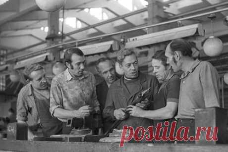 26 февраля: какой праздник сегодня отмечают в России и мире. Сегодня в мире говорят о Дне неторопливости и фестивале кубинских сигар, а в России празднуют День слесаря и рождение Тульского оружейного завода. «Лента.ру» рассказывает, какие еще торжества отмечают жители разных стран, имена каких святых чтят православные верующие и какие знаменитости родились в этот день.