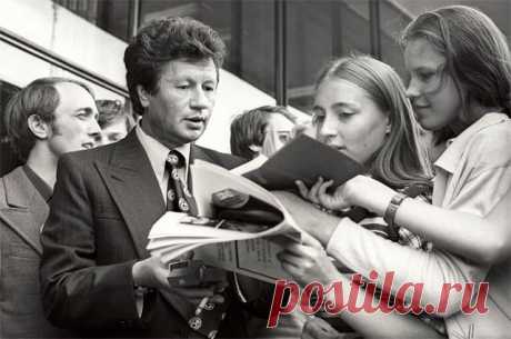 «А если это конец?». Крутой вираж Леонида Быкова 
Леонид Быков на Московском Международном кинофестивале. 1970 год. 
Как ни цинично, смерть любимого мужа и отца оказалась для семьи Леонида Федоровича Быкова не самой большой трагедией. В тот обычный …