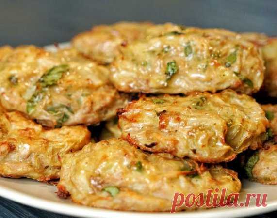 Сочные капустные котлеты с фаршем без жарки: бюджетный и вкусный рецепт на каждый день
Эти котлетки получаются очень сочными, быстрыми и недорогими. Главное — никакой жарки в масле, кухня остаётся чистой, а семья довольной.  
На 12 штук:  
- Капуста (белокочанная) — 300 г  
- Яйцо — 1 шт.  
- Сметана — 2 ст. л. (или майонез)  
- Петрушка — 3 веточки  
- Фарш (говяжий, куриный или смешанный) — 150 г  
- Лук — 75 г  
- Соль — 1 ч. л.  
- Сода — 0,5 ч. л. (без горки, можно не...