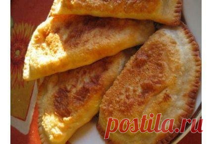 Чебуреки домашние

Это самый простой и вкусный рецепт чебуреков, который я когда-либо пробовала!

Вам потребуется:
-Молоко коровье 2 ст.
-Мука сколько возьмет (сколько возьмет, это значит ровно столько, чтобы тесто стало гладким, и переставало от рук отлипать. А не пишу сколько точно, потому что это зависит от самой муки.)
-Фарш 0,5-1 кг
-Лук репчатый 1 шт.
-Укроп 2 пучка
-Соль чуть-чуть

Как готовить:
1. В муку влить горячее молоко, замесить тесто. Приготовить начинку: пе...