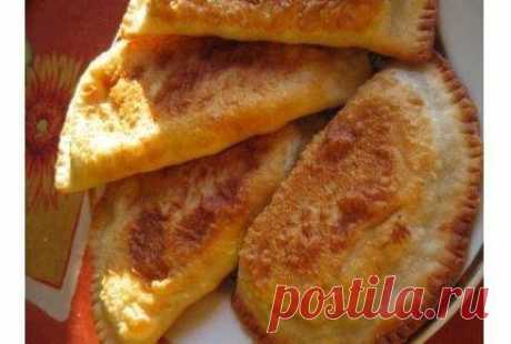 Чебуреки домашние

Это самый простой и вкусный рецепт чебуреков, который я когда-либо пробовала!

Вам потребуется:
-Молоко коровье 2 ст.
-Мука сколько возьмет (сколько возьмет, это значит ровно столько, чтобы тесто стало гладким, и переставало от рук отлипать. А не пишу сколько точно, потому что это зависит от самой муки.)
-Фарш 0,5-1 кг
-Лук репчатый 1 шт.
-Укроп 2 пучка
-Соль чуть-чуть

Как готовить:
1. В муку влить горячее молоко, замесить тесто. Приготовить начинку: пе...