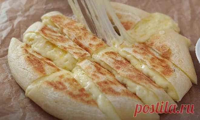 Лепешка из картофеля и сыра - быстрое лакомство на сковороде Делюсь вкусным рецептом простой в приготовлении, но очень вкусной лепешки с картофелем и сыром.