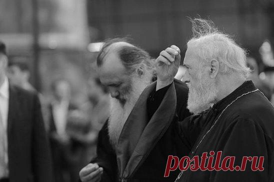 «ВОТ ЧТО ЗНАЧИТ ЗНАМЕНИЕ КРЕСТА!»
Духовники и пастыри о силе Креста
Если бы мы только видели, что вокруг нас происходит…
Протоиерей Валериан Кречетов, настоятель храмов Покрова Пресвятой Богородицы и Новомучеников и Исповедников Российских в селе Акулово Одинцовского района Московской области:
– Крестное знамение – это наше исповедание Креста Христова и несения каждым из нас в память о Крестных муках Спасителя креста своего. А несение человеком креста заключается в перерож...