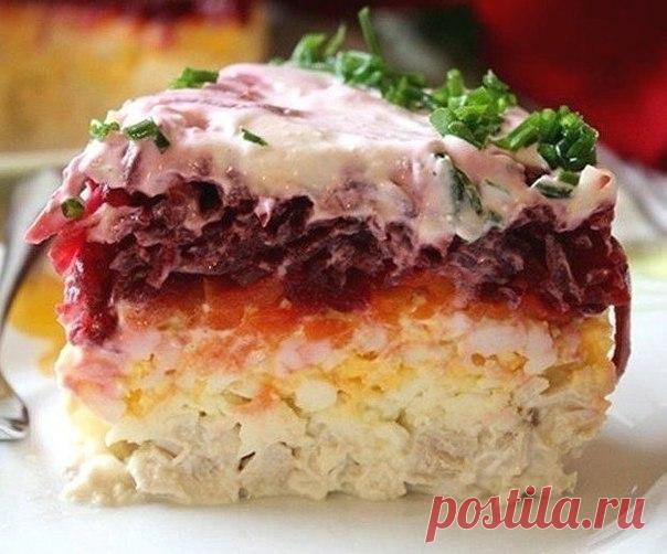 Салат из свёклы «Генерал»-ВКУСНО-Это НЕ то Слово! 

Все кто пробовал потом выпрашивали рецепт этого салата 
ОБЯЗАТЕЛЬНО сохраняйте СЕБЕ это ЧУДО ! 
Этот сытный и остренький салат с мужественным названием придётся по вкусу мужчинам. 

Ингредиенты: 
200 г отварного мяса 
4 варёных яйца 
2 варёные свёклы (среднего размера) 
2 варёные моркови (среднего размера) 
100 г твёрдого сыра 
2 зуб. чеснока 
майонез 

Приготовление: 
Мясо порезать мелкими кусочками, добавить измельчённы...