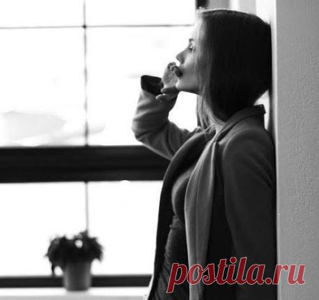 Позови! Не зовёт... 
Тишина листопадом закружит, 
Не дождёшься звонка - и отбросишь в сердцах телефон. Простоишь у окна, позабыв остывающий ужин. В сотый раз себя спросишь - а что сейчас делает Он? Крепкий кофе с утра.
И работать скорей - чтоб не думать, Чтоб не помнить о том, как вы счастливы были вдвоем. Целый мир для двоих - совершенный и страстно-безумный рисовали тогда. 
А сегодня все кажется сном. Чем тревогу унять? Закурила впервые. Не легче... Нужно просто забыть. Ну какой в ожи