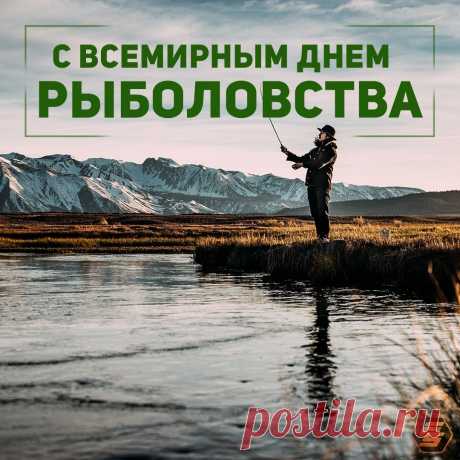 Снасти, удочки, крючки —
Всё для рыболовства нужно,
Чтобы рыбу в две руки
Из реки тянуть натужно.