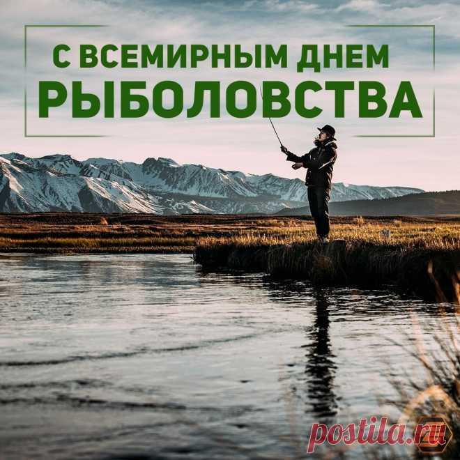 Снасти, удочки, крючки —
Всё для рыболовства нужно,
Чтобы рыбу в две руки
Из реки тянуть натужно.