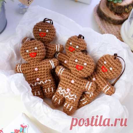 PDF Пряник крючком. FREE crochet pattern; Аmigurumi doll patterns. Амигуруми схемы и описания на русском. Вязаные игрушки и поделки своими руками #amimore - маленький пряничный человечек к Новому году, кукла, пупс, куколка, Рождество, печенье, печенька.