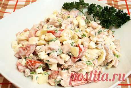 Салат с копченой курицей и овощами