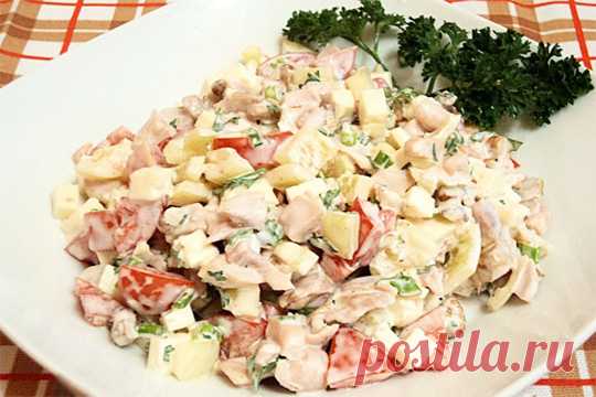 Салат с копченой курицей и овощами