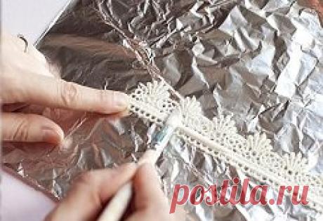 Корона из кружев 
Нам понадобится: 
- кружево 15-20 см; 
- тесьма 15-20 см; 
- стразы; 
- ножницы; 
- клей ПВА; 
- клей Момент прозрачный; 
- кисть для клея; 
- кусочек фольги или клеенки. 
Берем кружево, отрезаем от него кусочек необходимой нам длины. Можно, конечно, делать корону равную диаметру всей головы, но, думаю, что такое украшение больше подойдет королеве. А ведь у нас очаровательная принцесса – и мы сделаем нашу корону маленькой, аккуратной и закрепим ее на голове чуть сбоку. 
Клад