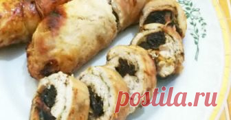 Рулет из куриного филе с черносливом - Вкусный день Рулет из куриного филе с черносливом, отличная закуска к праздничному столу.  Готовится из доступных продуктов, вкуснее в холодном виде. Для приготовления, нам понадобится: Филе куриное 2 шт Чернослив 20-25 шт Чеснок 2 зубочка Морковь 1 шт Лук репчатый 1 шт Специи любые Масло растительное 2 ст л Соль по вкусу Куриное филе отбить, посолить и