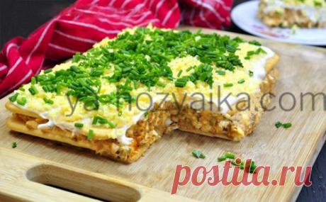 Торт-салат с крекерами рецепт. Закусочный торт со шпротами