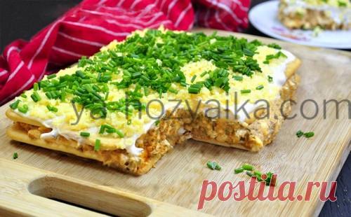 Торт-салат с крекерами рецепт. Закусочный торт со шпротами