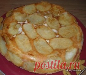 Сытный пирог - это потрясающе!
Ингредиенты:
- 4-5 картофелин
- 2 луковицы
- 1 окорочок
- 2 яйца
- 100 г сметаны (кефира)
- 100 г майонеза
- 1 ст.муки
- 0,5 ч.л. соды
Приготовление:
1.На смазанную маслом и присыпанную мукой (паниров.сухарями, манкой) форму, дно+боковушки, выкладываем картошку круглешами, присыпаем солью; 2.затем мясо + соль, перец; лук +соль, перец
Заливаем тестом: соединяем яйца +соль +сметану +майонез +муку +соду.
3.Выпечь в нагретой до 180-190*С духовке 45-50 минут. Переверн