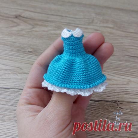 Платье для куклы крючком в стиле Алисы в стране чудес - Katkarmela о вязании Платье для куклы крючком связано по мотивам детской книжки "Алиса в стране чудес". В схеме использована пряжа ирис. Схема авторская от katkarmela.