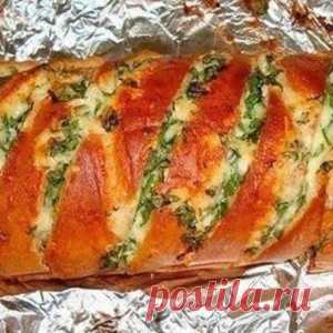 Запеченый батон с сыром и чесноком