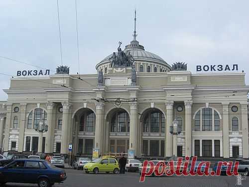 -Скажите, если я пойду направо там будет вокзал?
-Он там будет даже если вы туда не пойдёте.