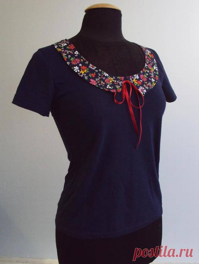 Декорирование футболки отложным воротничком Как разнообразить скучную однотонную футболку? Декорируйте ее отложным воротничком, сшив его из красивой цветной ткани. Дополнительно воротничок можно украсить бантиком или пришить под ним пуговки. ВА...