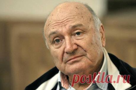 Жванецкий про умных людей • Ум — это не эрудиция, не умение влезть в любую беседу, наоборот, или, как сказал один премьер, отнюдь! • Ум не означает умение поддерживать разговор с учеными. • Если ты умный, ты поймешь, что ты ничего не понимаешь. • Ум часто говорит молча. • Ум чувствует недостатки или неприятные моменты для собеседника и обходит их. • Ум предвидит ответ и промолчит, если ему не хочется это услышать. • И, вообще, ум что-то предложит. • Глупость не предлагает. • Глупость не…
