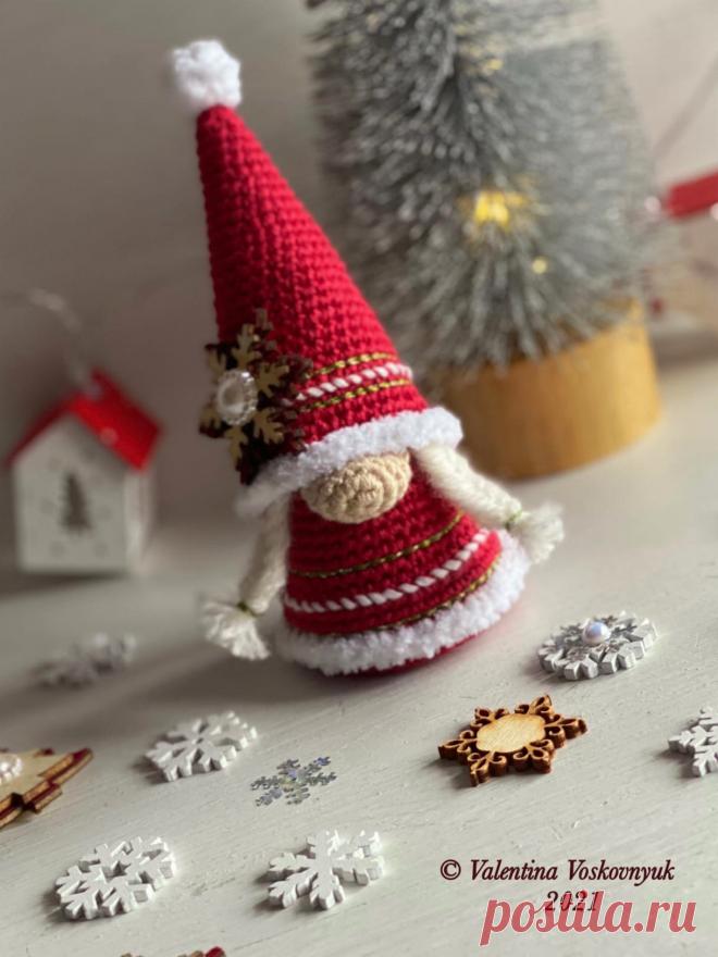 PDF Новогодние Гномыши крючком. FREE crochet pattern; Аmigurumi doll patterns. Амигуруми схемы и описания на русском. Вязаные игрушки и поделки своими руками #amimore - гном, гномик, кукла, куколка.