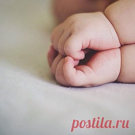 Берегите своих детей, их за шалости не ругайте. Зло своих неудачных дней никогда на них не срывайте. Не сердитесь на них всерьез, даже если они провинились, Ничего нет дороже слез, что с ресничек родных скатились. Если валит усталость с ног, совладать с нею нету мочи, Ну а к Вам подойдет сынок или руки протянет дочка. Обнимите покрепче их, детской ласкою дорожите. Это счастье! короткий миг. Быть счастливыми поспешите. Ведь растают как снег весной,промелькнут дни златые эти И покинут очаг…