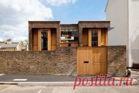 Southwark Brick House | Satish Jassal Architects Stood astride an existing London stock brick wall and incorporating a range of brick bonding styles, including a unique vertically-bonded structural...