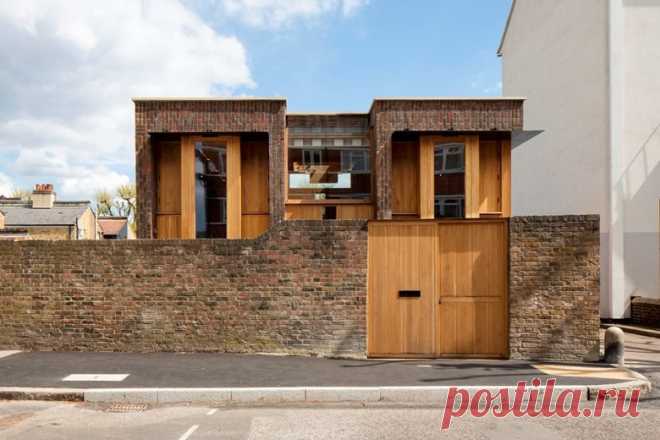 Southwark Brick House | Satish Jassal Architects Stood astride an existing London stock brick wall and incorporating a range of brick bonding styles, including a unique vertically-bonded structural...