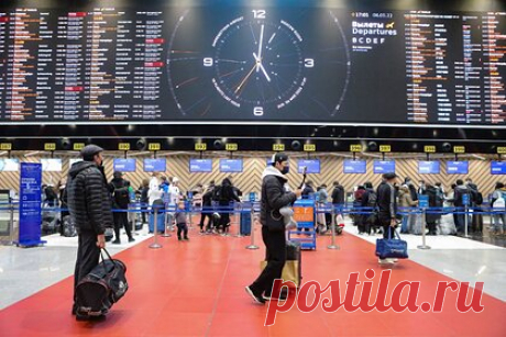 В Шереметьево отказались от масочного режима. Подмосковный аэропорт Шереметьево ввел послабления для всех пассажиров и отменил требование об обязательном ношении масок на территории авиагавани. Отмечается, что в соответствии с постановлением губернатора Московской области от 15 марта, ношение защитных медицинских масок или респираторов стало необязательным.