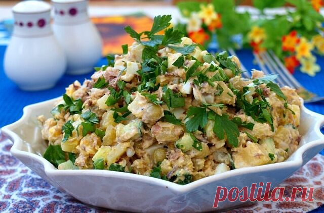 Очаровательный салат с консервированной сайрой, яйцом и огурцом

Продукты:

сайра консервированная	1 банка
яйца	4 шт.
огурцы свежие	2 шт.
лук красный	1\2 шт.
майонез	по вкусу
соль	по вкусу

Приготовление:

1 Яйца отварим 10 минут, остудим и нарежем кубиками.
2 Огурцы помоем и нарежем кубиками.
3 Измельчим красный лук. Я нарезаю его на небольшие кубики.
4 Откроем консервированную сайру, сольем масло и разомнем вилкой рыбу.
5 Все ингредиенты смешаем в миске посолив и заправи...