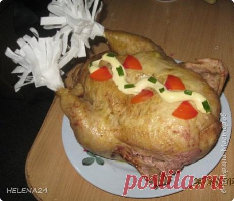 Курица без костей (мастер класс) Сразу скажу ,что процесс не весь показала ,а всё по одной причине.готовить буду на НОВЫЙ ГОД!А сейчас сделала заготовку,полуфабрикат,самое трудоёмкое ....Хотела показать уже после праздника,но у меня есть фото готового продукта с прошлых праздников,правда нет в разрезе......В общем девочки заготовку сытного и вкусного блюда можно сделать уже сейчас,а потом уже решите на горячее и холодное оно ...