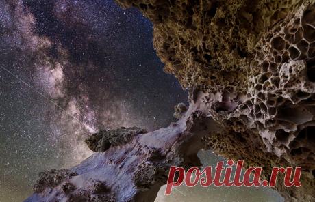 Камененая Галактика. Удивительно на сколько по-разному днем и ночью выглядит одно и тоже место! Казалось бы — ночь, темно… но если приглядеться, то открываются фантастические картины! Крым. — National Geographic Россия