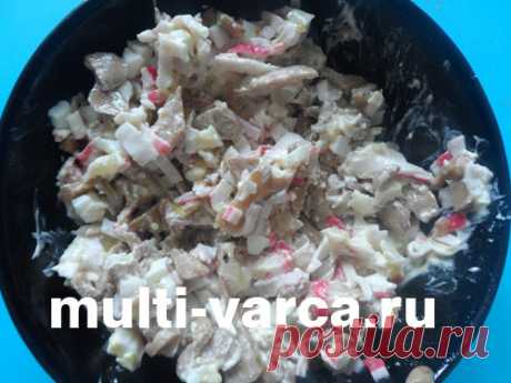 Салат с жареными крабовыми палочками в мультиварке