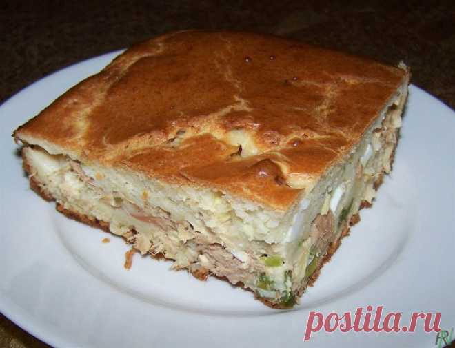 пирог с тунцом, яйцом и зеленым лучком - довольно быстрый, почти мгновенный.