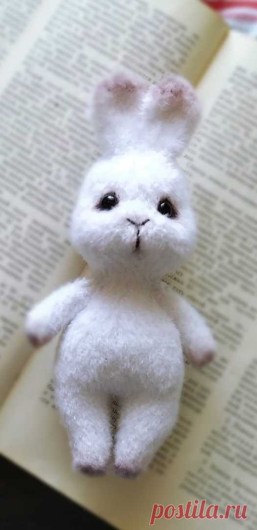 PDF Зайка малышка крючком. FREE crochet pattern; Аmigurumi animal patterns. Амигуруми схемы и описания на русском. Вязаные игрушки и поделки своими руками #amimore - заяц, зайчик, кролик, зайчонок, зайка, крольчонок.