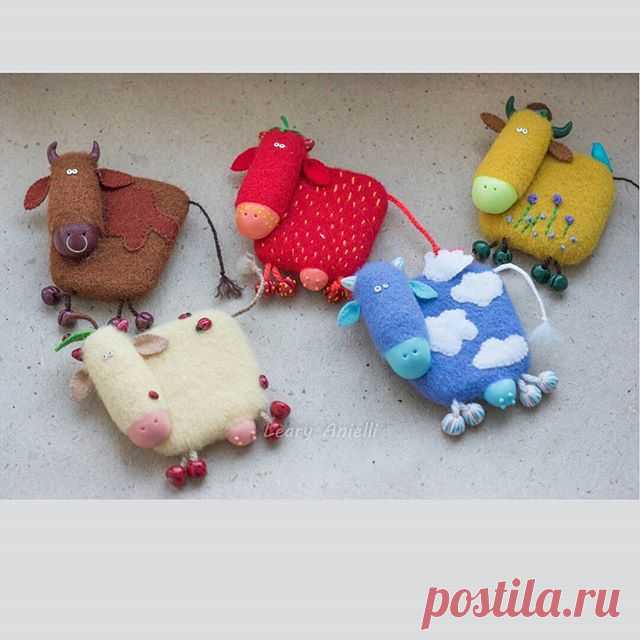 Коровки добрались к хозяйке, теперь можно выложить всю компанию.:) Общее фото делалось второпях, так что шерстинки предлагаю тактично не заметить.:)) Перед отправкой, разумеется, все было тщательно вычищено. #корова #бык #валяние #валяниеизшерсти #полимернаяглина #клубника #облако #ручнаяработа #красный #синий #коричневый #cow #handmade #felting #felt #polymerclay #strawberry #cloud #red #blue #braun #magnet #магнит #фетр
