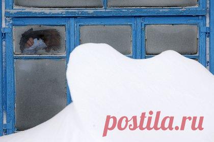 Власти предложили запертой дома из-за снега россиянке лазать через забор. Власти поселка Кавалерово в Приморском крае предложили россиянке, которая неделю не могла выбраться из дома из-за сугробов, перелезать через забор. Об этом сообщает «Народный фронт — Приморье». По сообщению общественников, в поселке не чистили снег, из-за чего калитка дома женщины перестала открываться.