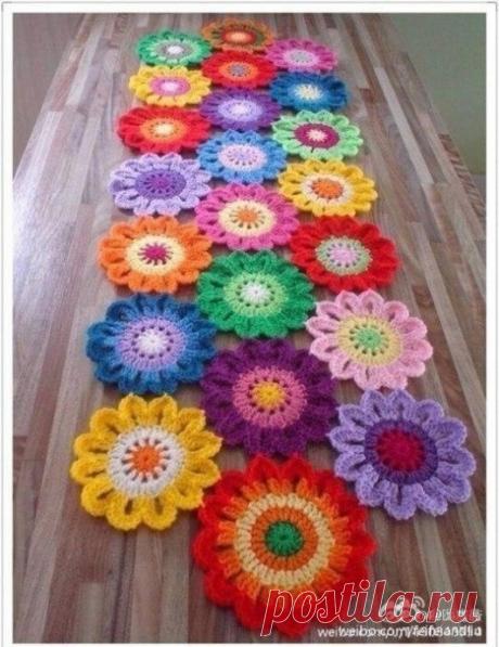 Яркие цветочки крючком