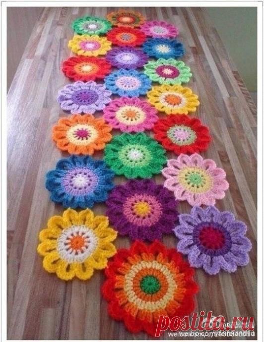 Яркие цветочки крючком