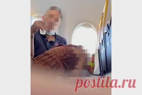 Непристойные действия авиапассажиров попали на видео и вызвали возмущение в сети. Пара пассажиров самолета совершала непристойные движения во время полета на глазах у остальных попутчиков и попала на видео. На кадрах, снятых одним из очевидцев, видно, как мужчина держит свой напиток, откинувшись в кресле, а его спутница наклоняется к его коленям. В какой-то момент пара начинает целоваться.