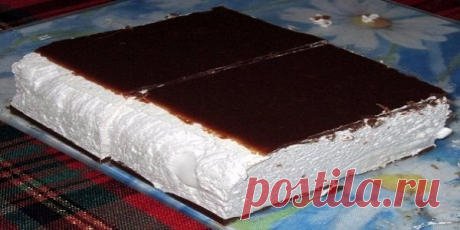 Птичье молоко (очень вкусно и легко в приготовлении) Вам потребуется:Для торта:2 пакета желатина (по 8 г)1 стакан молока1 стакан сахара450 г сметаны450 г охлажденных взбитых сливокрастительное масло для смазывания формыДл