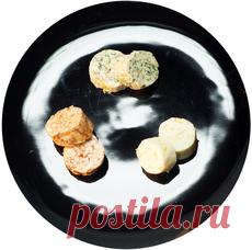 Масло кафе де пари Кладем в чашку сливочное масло. Добавляем столовую ложку кетчупа, половину столовой ложки горчицы и немного соли. Добавляем к маслу нарезанное филе анчоусов, 20 мл вустерского соуса,  2 щепотки тимьяна и 2 щепотки майорана. Тщательно перемешиваем до однородной массы. Отрезаем пищевую пленку, выкладываем на нее получившееся масло и формируем колбаску, закручивая края. Замораживаем.