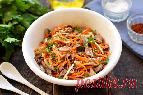 Куриные желудки по-корейски Если вы относитесь к любителям корейских блюдо с острым и пикантным вкусом, то эта закуска точно придется вам по душе. По принципу приготовления и ингредиентному составу данное блюдо почти не отличается от блюд с подобным названием, отличается лишь главный компонент— куриные желудочки. Сам процесс приготовления закуски довольно легкий и быстрый, основное время занимает варка желудков, а также период маринования. Здесь не стоит использовать очень...