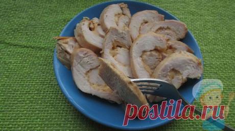 Куриные рулетики с сыром. Ингредиенты: филе, сыр, сметана, перец Куриные рулетики с сыром готовятся несложно. Получается вкусная закуска на праздничный стол. Рецепт куриных рулетиков с сыром на сковороде, в духовке.
