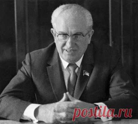 Какую «чистку» устроил Андропов после прихода к власти У руля СССР Юрий Андропов провёл год с небольшим, но запомнился масштабной борьбой за улучшение экономического положения страны и кампанией по совершенствованию трудовой дисциплины. Параллельно генсек ЦК КПСС резко сократил партийный аппарат, расставив на значимые посты своих приближённых. Позднее именно правление Андропова назовут предтечей «перестройки», а многим из его назначенцев присвоят ярлык «питерских реформаторов».