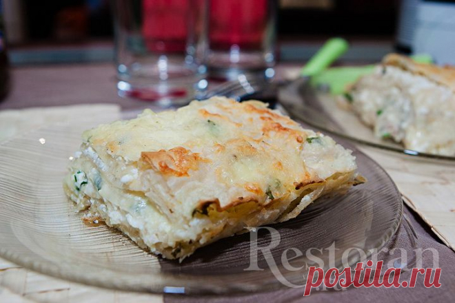 Хачапури из лаваша (ачма) Необычайно нежный и вкусный вариант хачапури. Вкуснее всего кушать его горячим, но остывший он тоже ничего. Хотя всегда можно погреть кусочек пирога, чтобы сыр аппетитно тянулся.
